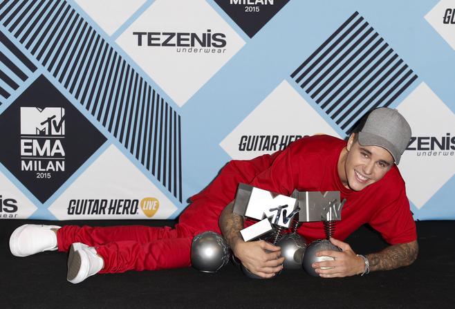 Canadian singer Justin Bieber poses with his awards during the MTV EMA awards at the Assago forum in Milan, Italy, October 25, 2015. REUTERS/Alessandro Garofalo